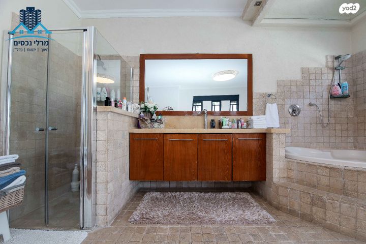 דו משפחתי, הדביר, חדרה