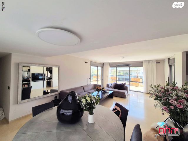 דופלקס, הזמר העברי, כפר סבא