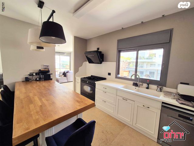 דופלקס, הזמר העברי, כפר סבא