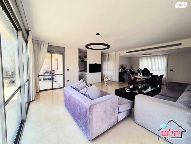 דופלקס, הזמר העברי, כפר סבא