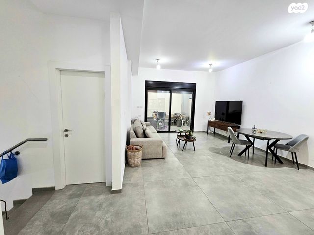 דירת גן, יהדות איטליה, רמת יורם, נתיבות