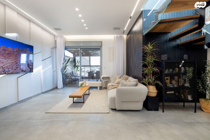 גג/ פנטהאוז, יבנה