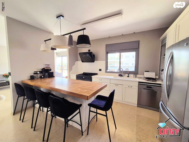 דופלקס, הזמר העברי, כפר סבא