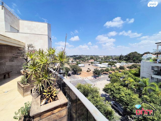 דופלקס, הזמר העברי, כפר סבא