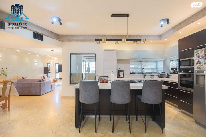 דו משפחתי, הדביר, חדרה