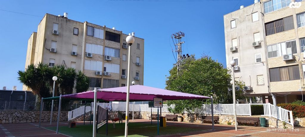 דירה, נתן אלבז, הראשונים, שלומי