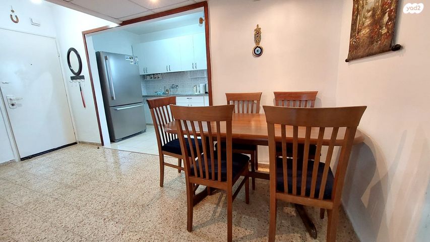 דירה, נתן אלבז, הראשונים, שלומי