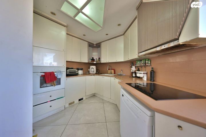 גג/ פנטהאוז, מנחם בגין 18, נווה גנים, קרית מוצקין