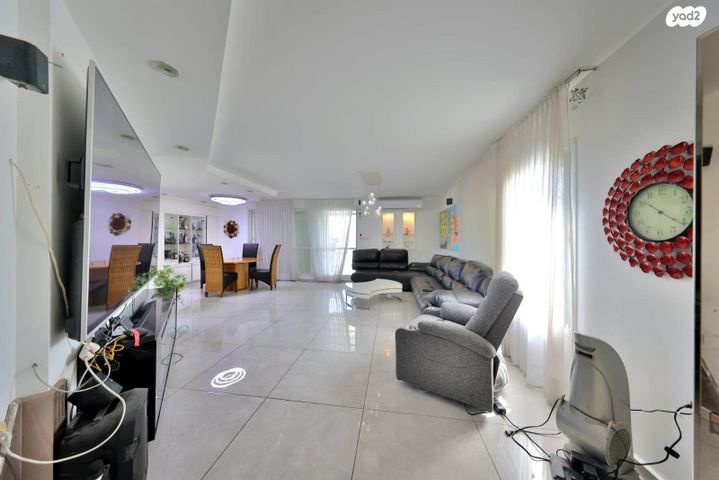 גג/ פנטהאוז, מנחם בגין 18, נווה גנים, קרית מוצקין