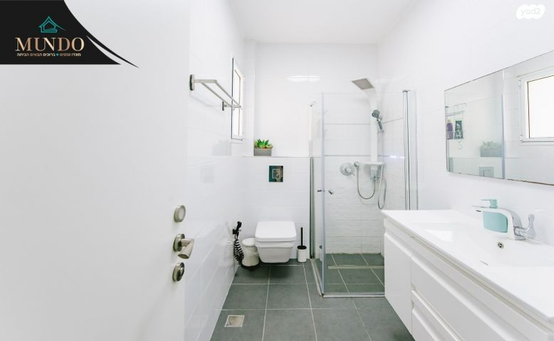 דו משפחתי, אפרים קישון, קרית האמנים, מצליח, רמלה