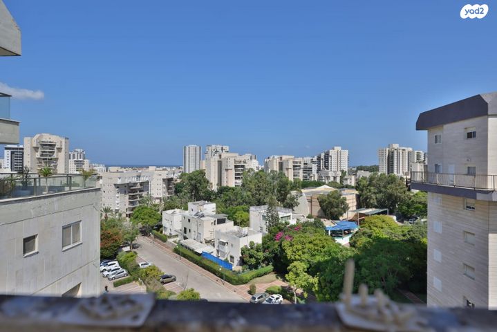 גג/ פנטהאוז, מנחם בגין 18, נווה גנים, קרית מוצקין