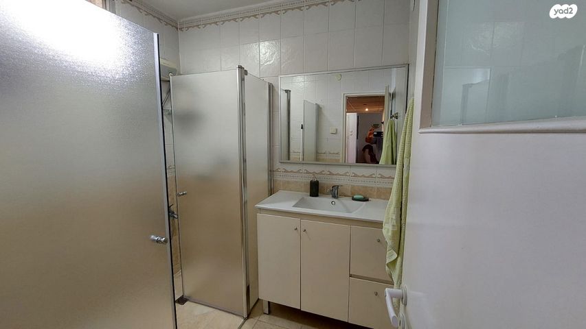 דירה, נתן אלבז, הראשונים, שלומי