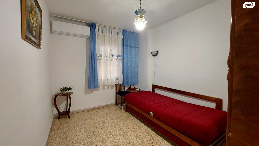 דירה, נתן אלבז, הראשונים, שלומי