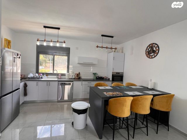 אדמית / יערית