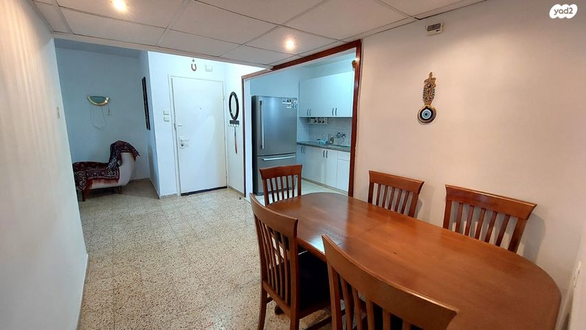 דירה, נתן אלבז, הראשונים, שלומי