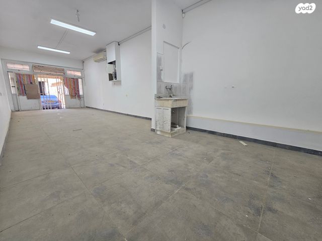 מרכז מסחרי א