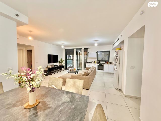 דירה, דליה רביקוביץ', פסגות אפק, ראש העין