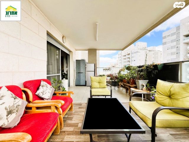 דירה, צור יצחק