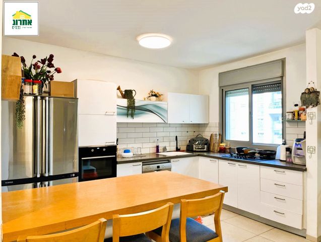 דירה, צור יצחק