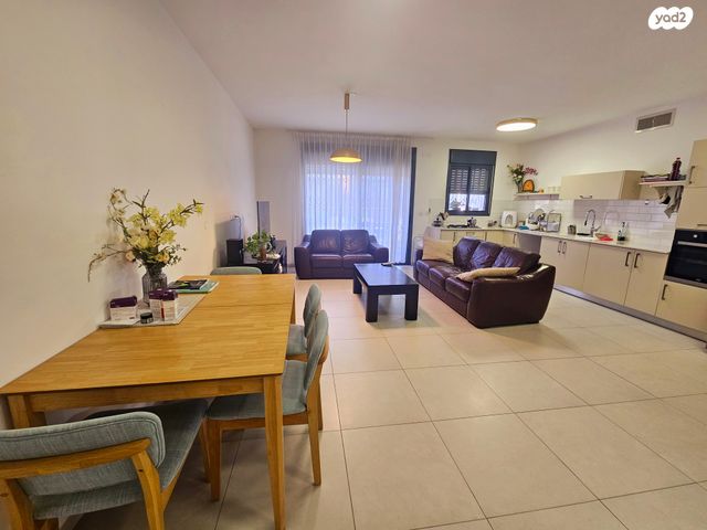 דירה, לוטם 13, הפרחים, חריש