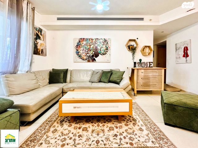 דירה, צור יצחק