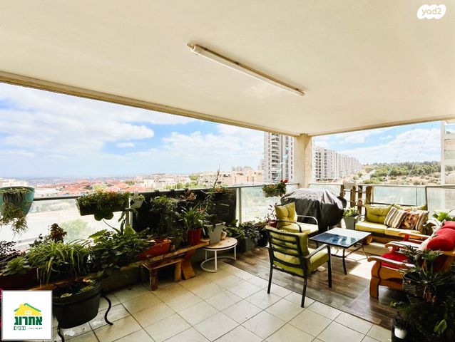 דירה, צור יצחק