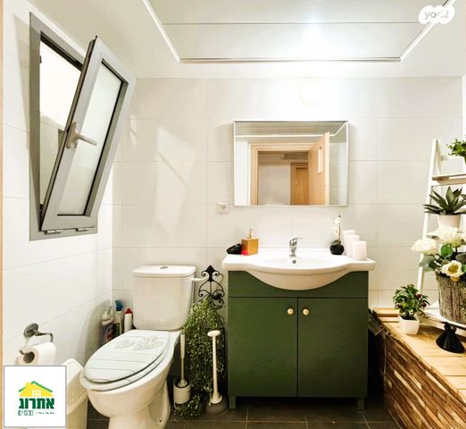 דירה, צור יצחק