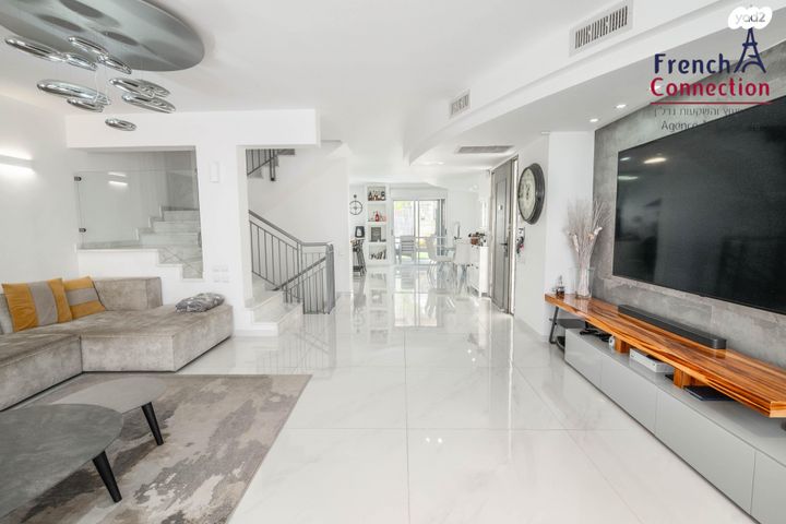 דו משפחתי, מודיעין מכבים רעות