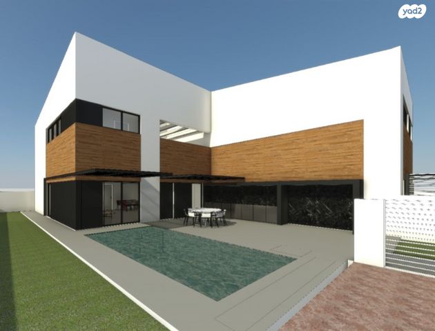 אדמית / יערית