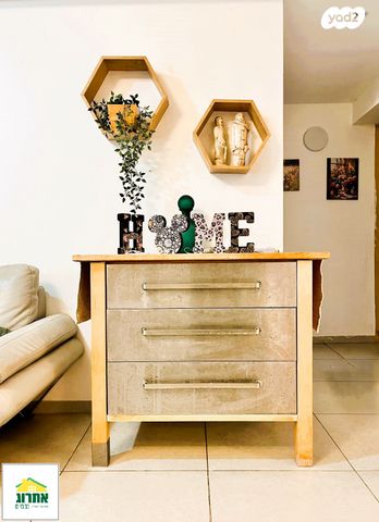 דירה, צור יצחק