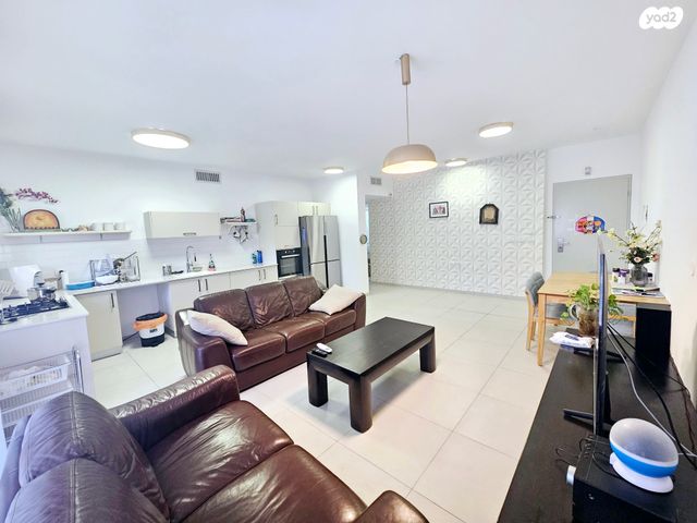 דירה, לוטם 13, הפרחים, חריש