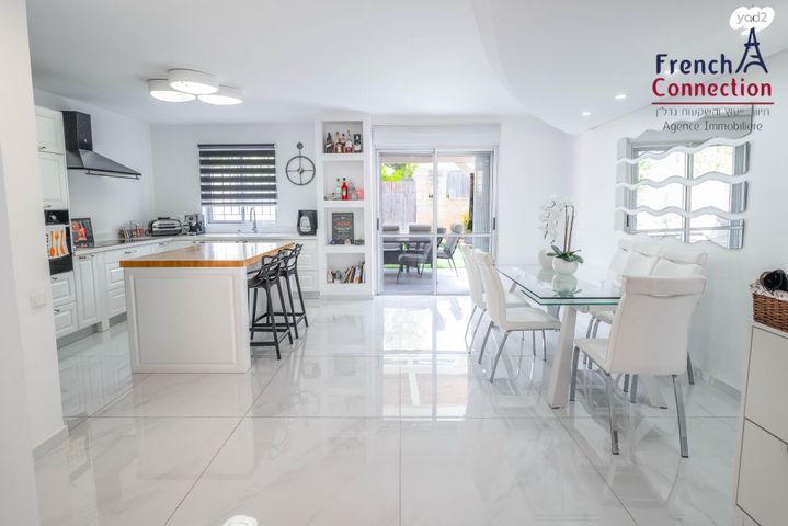 דו משפחתי, מודיעין מכבים רעות