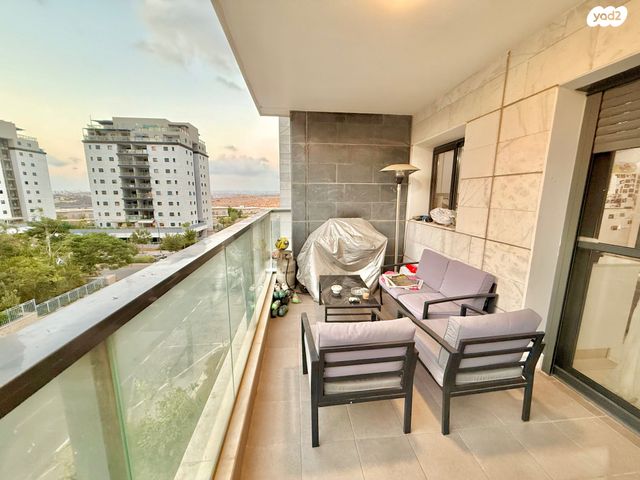 דירה, דליה רביקוביץ', פסגות אפק, ראש העין