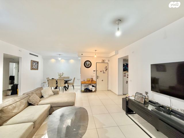 דירה, דליה רביקוביץ', פסגות אפק, ראש העין