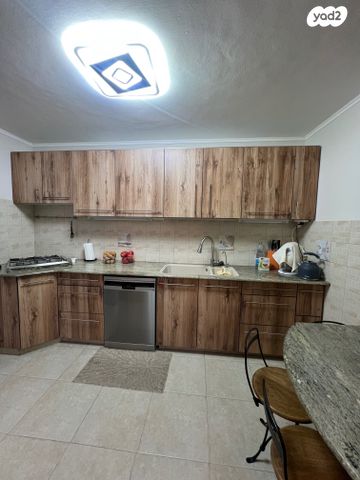 דירת גן, אירוס הארגמן, גבעת האירוסים, נתניה