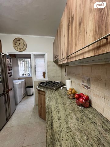 דירת גן, אירוס הארגמן, גבעת האירוסים, נתניה