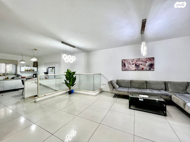 דירת גן, איסר הראל, כוכב הצפון, נתניה