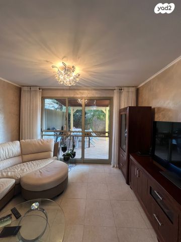 דירת גן, אירוס הארגמן, גבעת האירוסים, נתניה