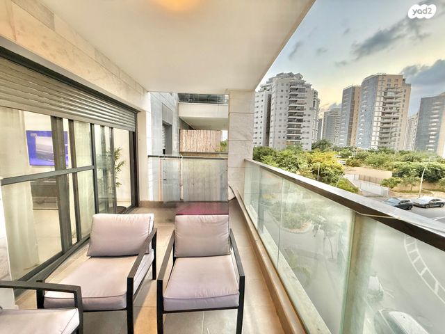 דירה, דליה רביקוביץ', פסגות אפק, ראש העין