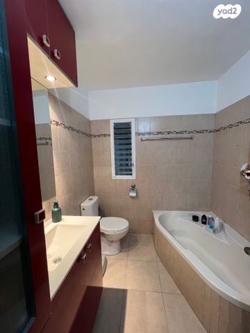 דירת גן, אירוס הארגמן, גבעת האירוסים, נתניה