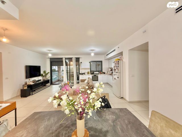 דירה, דליה רביקוביץ', פסגות אפק, ראש העין