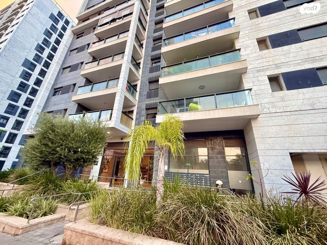 דירה, דליה רביקוביץ', פסגות אפק, ראש העין