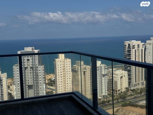 דירה, אמנון ליפקין שחק, נוף הטיילת, נתניה