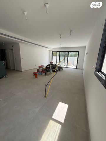 דירת גן, כיכר היינריך היינה, מרכז הכרמל, חיפה