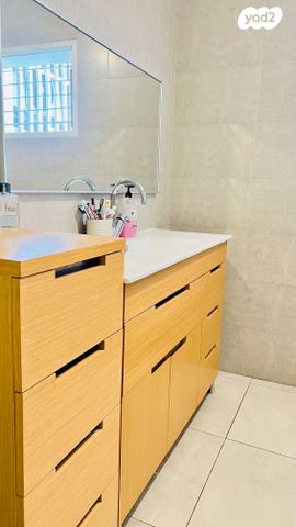 דירה, המלך אחז, אופיר, אילת