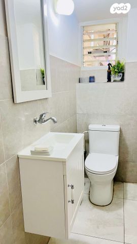 דירה, המלך אחז, אופיר, אילת