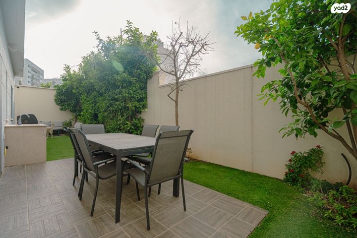 דירת גן, כלנית, הפרחים, חריש