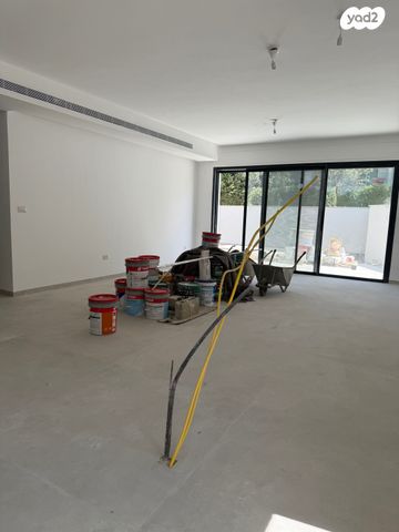 דירת גן, כיכר היינריך היינה, מרכז הכרמל, חיפה