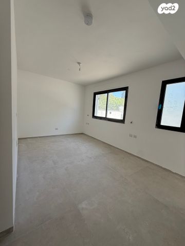 דירת גן, כיכר היינריך היינה, מרכז הכרמל, חיפה