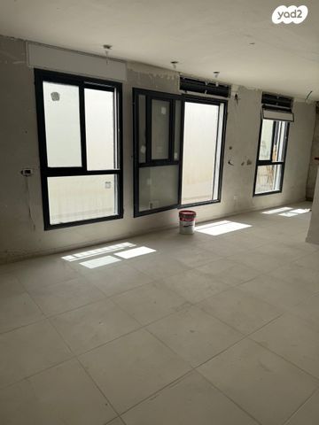 דירת גן, כיכר היינריך היינה, מרכז הכרמל, חיפה